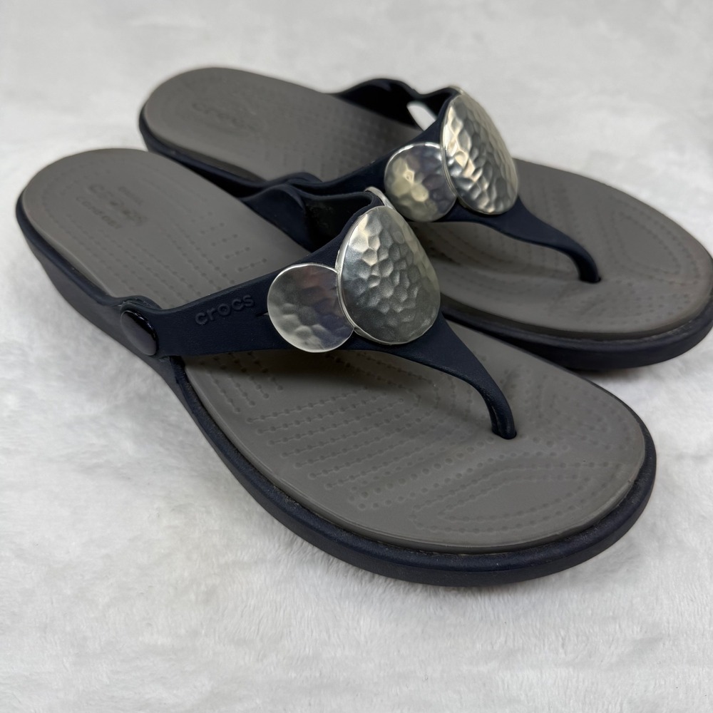 Crocs Sanrah Hammered Circle Wedge Flip Flops Navy Gray‎ Womens Sandal 6